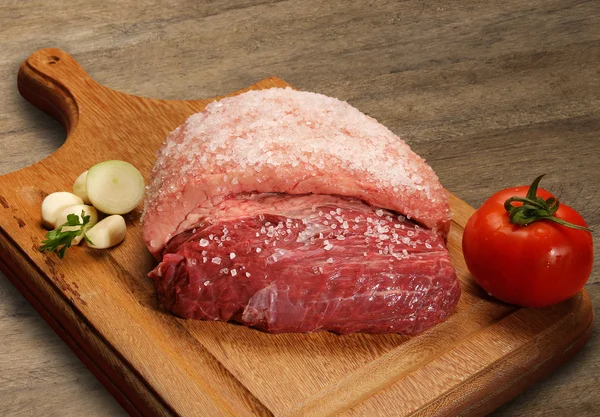 Auswahl von rohem Fleisch auf einem Holzschneidebrett. — Stockfoto