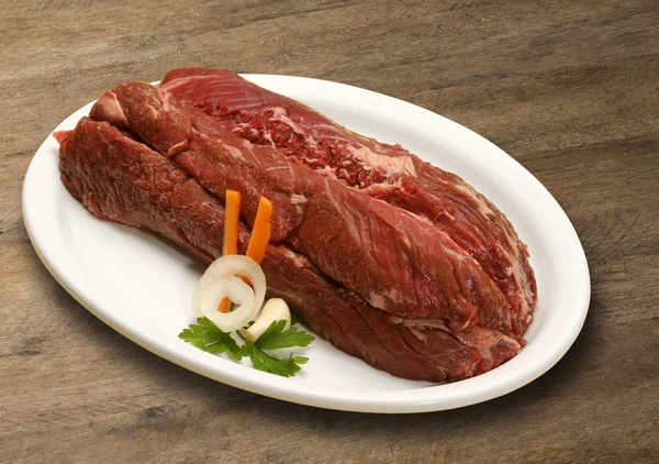 Selección de carne cruda en tabla de cortar de madera . — Foto de Stock