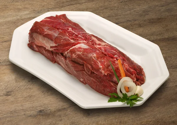 Выбор сырого мяса на деревянной доске . — стоковое фото