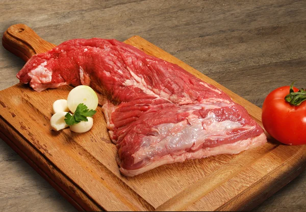 Selezione di carne cruda su tagliere in legno . — Foto Stock