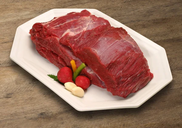 Seleção de carne crua na placa de corte de madeira . — Fotografia de Stock