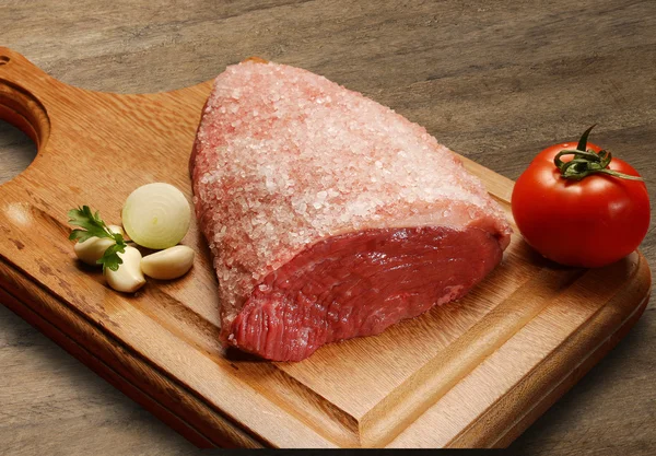 Selezione di carne cruda su tagliere in legno . — Foto Stock