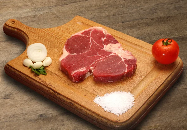 Rauw vlees selectie op houten snijplank. — Stockfoto