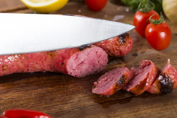 Enchidos de carne grelhada com batatas e tomates — Fotografia de Stock