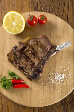 Domates chives ve karanlık h ile beyaz plaka üzerinde ızgara et kaburga