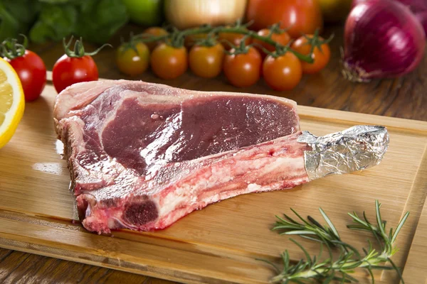 Prime ribs raw op de Raad van bestuur — Stockfoto