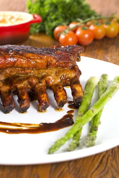 Sabrosas costillas a la parrilla con verduras —  Fotos de Stock