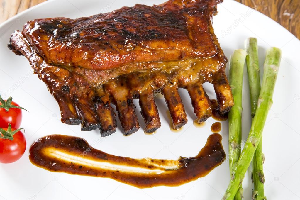 Tasty grilled ribs with vegetables 