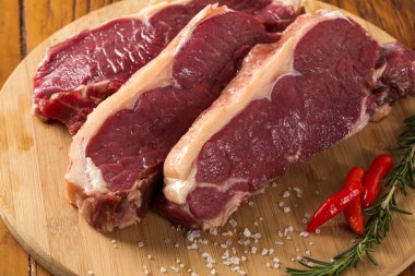 çiğ et: ahşap üzerine sarımsak ve yeşil malzeme ile taze sığır filetosu