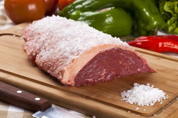 Rauwe biefstuk op houten bord — Stockfoto