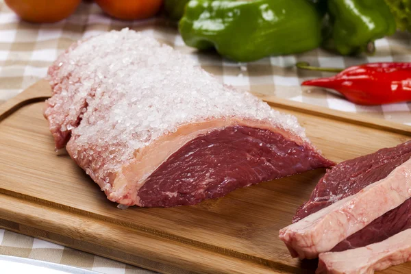 Rauwe biefstuk op houten bord — Stockfoto