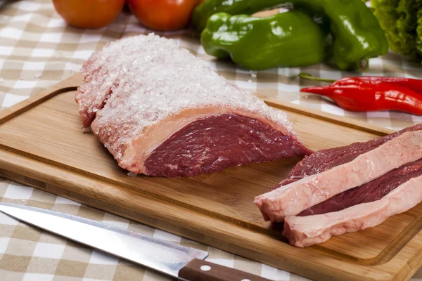 Bistecca cruda su tavola di legno — Foto Stock