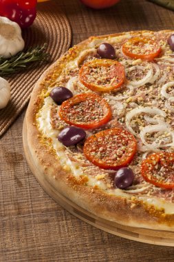 Geleneksel İtalyan pizza üzerinde ahşap.