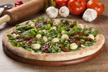 Geleneksel İtalyan pizza üzerinde ahşap.