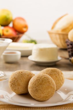 Brezilyalı peynirli çörekler. Peynir, ekmek ve meyve ile sabah kafede tablo
