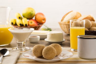Brezilyalı peynirli çörekler. Peynir, ekmek ve meyve ile sabah kafede tablo
