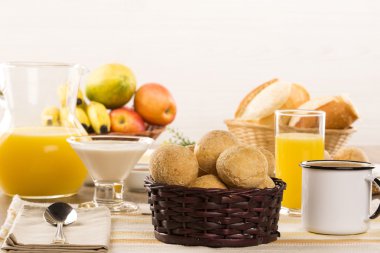 Brezilyalı peynirli çörekler. Peynir, ekmek ve meyve ile sabah kafede tablo