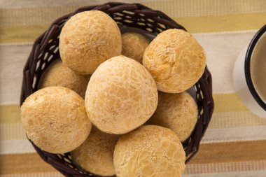 Brezilyalı peynirli çörekler. Peynir, ekmek ve meyve ile sabah kafede tablo