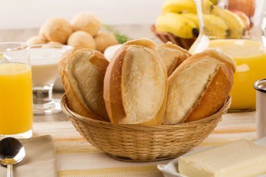 Brezilyalı peynirli çörekler. Peynir, ekmek ve meyve ile sabah kafede tablo