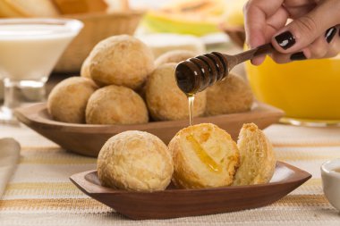 Brezilyalı peynirli çörekler. Peynir, ekmek ve meyve ile sabah kafede tablo