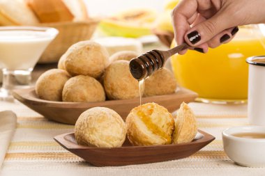 Brezilyalı peynirli çörekler. Peynir, ekmek ve meyve ile sabah kafede tablo