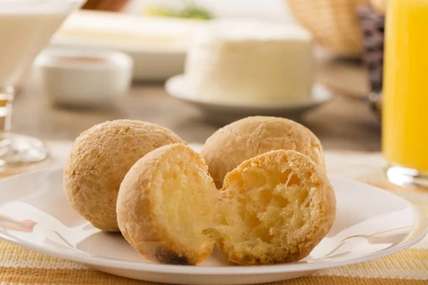 Bollos de queso brasileño. Café de mesa por la mañana con queso, pan y fruta —  Fotos de Stock