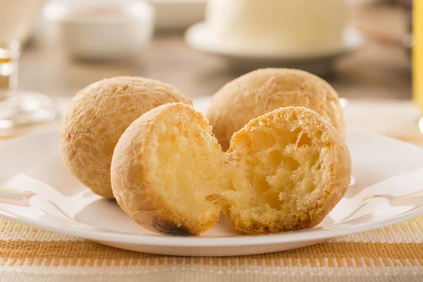 Bollos de queso brasileño. Café de mesa por la mañana con queso, pan y fruta —  Fotos de Stock