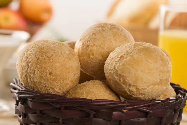 Bollos de queso brasileño. Café de mesa por la mañana con queso, pan y fruta —  Fotos de Stock