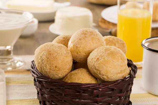 Brasilianische Käsebrötchen. Tischcafé am Morgen mit Käse, Brot und Obst — Stockfoto