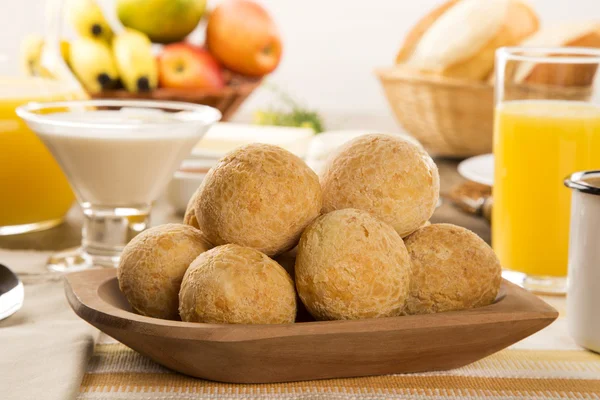 Bollos de queso brasileño. Café de mesa por la mañana con queso, pan y fruta —  Fotos de Stock