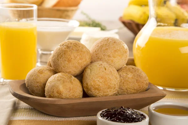Brazilský sýrem buchty. Tabulka café ráno s sýrem, chleba a ovoce — Stock fotografie