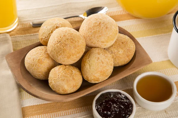 Bollos de queso brasileño. Café de mesa por la mañana con queso, pan y fruta —  Fotos de Stock