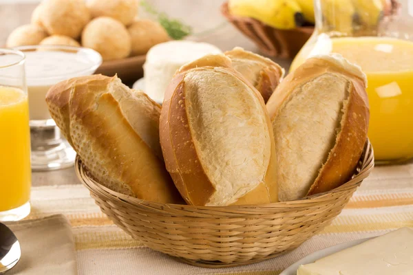 Bollos de queso brasileño. Café de mesa por la mañana con queso, pan y fruta —  Fotos de Stock
