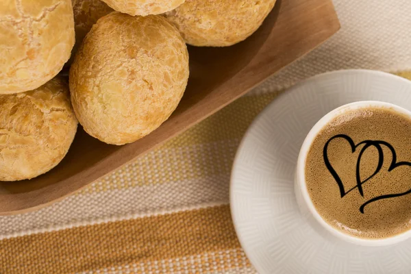 Panini al formaggio brasiliano. Caffè tavolo al mattino con formaggio, pane e frutta — Foto Stock