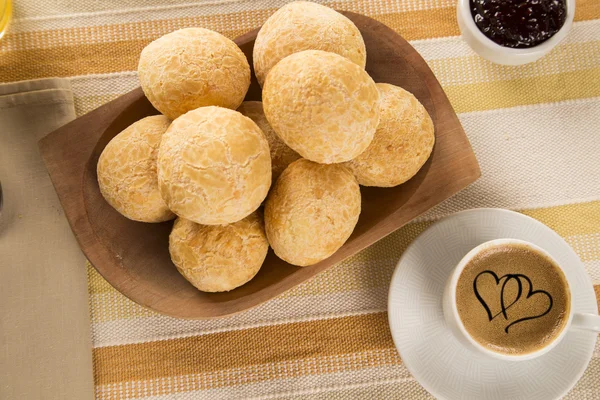 Bollos de queso brasileño. Café de mesa por la mañana con queso, pan y fruta —  Fotos de Stock