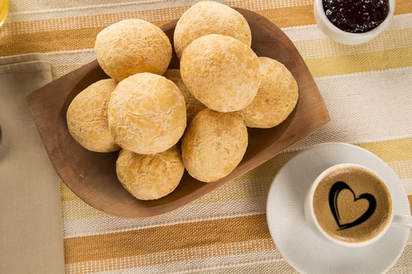 Brazil sajt zsemlét. Táblázat kávézó, sajt, kenyér és gyümölcs reggel — Stock Fotó