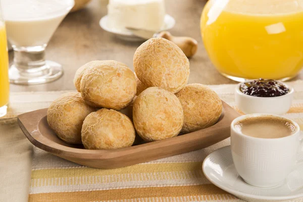 Bollos de queso brasileño. Café de mesa por la mañana con queso, pan y fruta —  Fotos de Stock