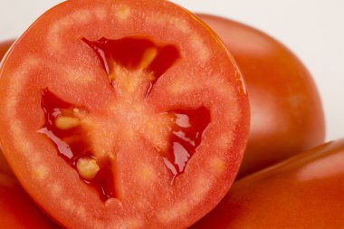 Bazı domates domates alan backgro olarak ahşap yüzeyde üzerinde