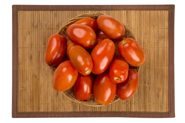 Sommige tomaten op een houten achtergrond. Vers fruit. — Stockfoto