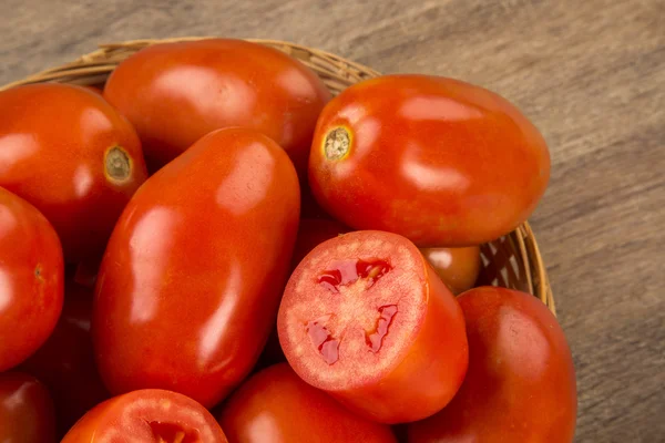 나무 배경 위에 일부 토마토입니다. 신선한 야채. — 스톡 사진
