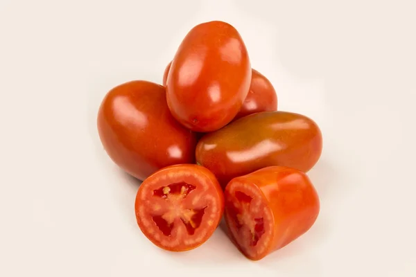 Sommige tomaten op een witte achtergrond — Stockfoto