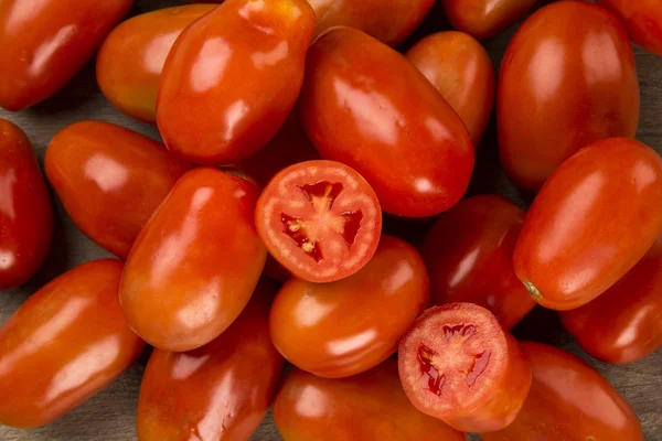 Sommige tomaten op een houten achtergrond. Vers fruit. — Stockfoto