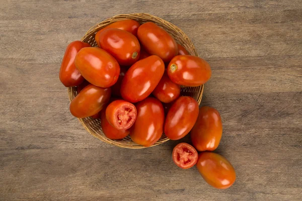 Alcuni pomodori su uno sfondo di legno. Ortaggi freschi . — Foto Stock