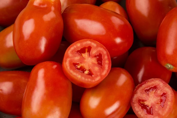 Sommige tomaten op een houten achtergrond. Vers fruit. — Stockfoto