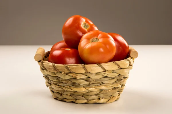 Alguns tomates sobre um fundo branco — Fotografia de Stock