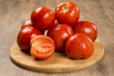 Ahşap arka plan üzerinde bazı domates. Taze sebze.