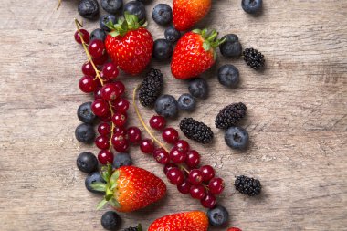 Ahşap bir masa üzerinde bazı Redfruits.