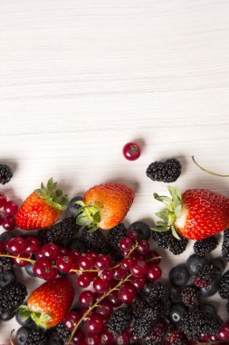 Ahşap bir masa üzerinde bazı Redfruits.