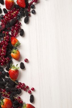 Ahşap bir masa üzerinde bazı Redfruits.