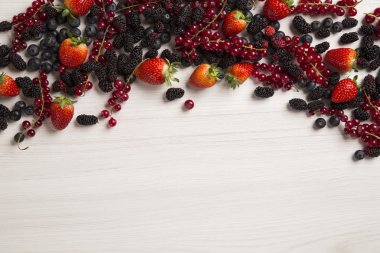 Ahşap bir masa üzerinde bazı Redfruits.